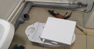 Установка напольного унитаза в Мичуринске: монтаж под ключ от СантехДомМчр от 5092 рублей.